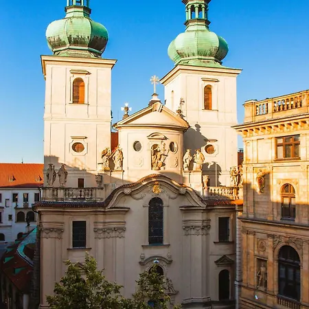 Spacious Old Town Apartment Prag